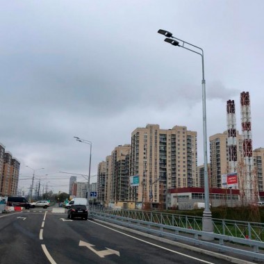 Участок дороги от ул. Покровская до Зенинское шоссе освещен опорами КЗМК