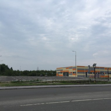 Территория возле торгового центра "Радужный", г. Шатура оборудована опорами торговой марки КЗМК