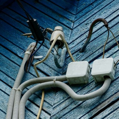 Способы прокладки кабеля на даче и в загородном доме